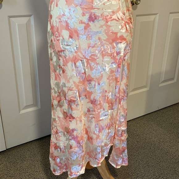 Astr Flowy Floral Dress Size Medium in Like New Condition - Picture 4 of 11